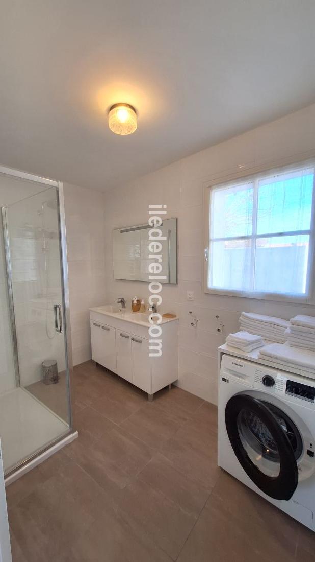 Photo 6 : SALLEDEBAIN d'une maison située à Le Bois-Plage-en-Ré, île de Ré.