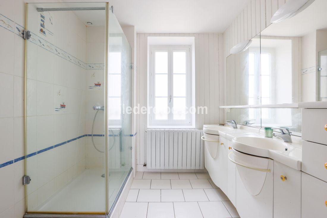 Photo 19 : SALLEDEBAIN d'une maison située à Sainte-Marie-de-Ré, île de Ré.