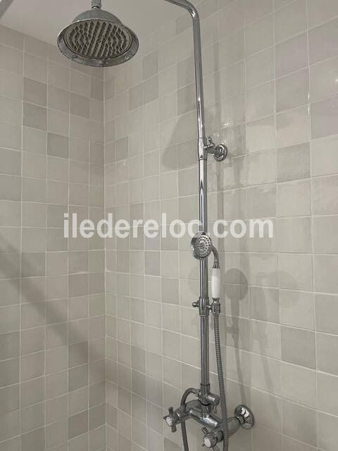 Photo 20 : SALLEDEBAIN d'une maison située à Saint-Martin-de-Ré, île de Ré.
