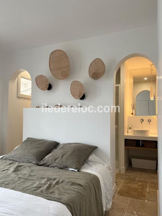 Photo 9 : CHAMBRE d'une maison située à Saint-Martin-de-Ré, île de Ré.
