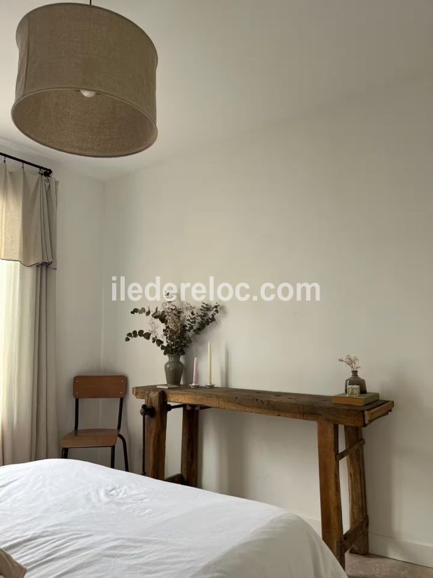 Photo 10 : CHAMBRE d'une maison située à Saint-Martin-de-Ré, île de Ré.