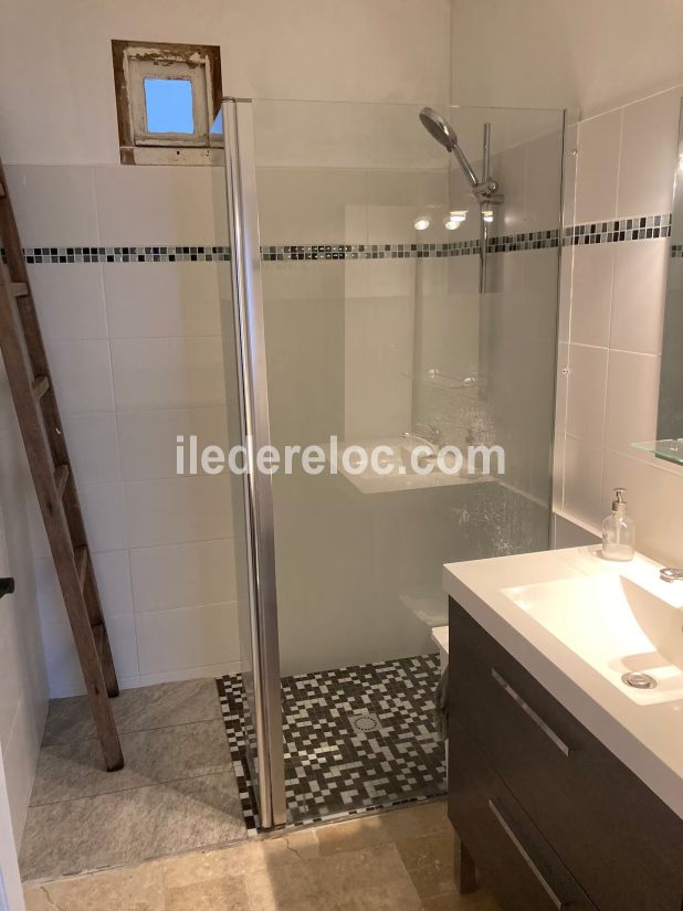Photo 18 : SALLEDEBAIN d'une maison située à Saint-Martin-de-Ré, île de Ré.
