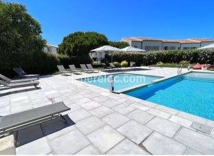 Ile de Ré:526 - clos des thermes 26 - cour, parking et piscine