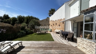 Ile de Ré:Les portes en ré- maison de charme rénovée en impasse, au coeur du village, calm