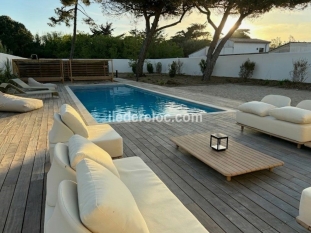 Ile de Ré:Grande villa neuve, avec piscine chauffée, bord de plage, 8 personnes